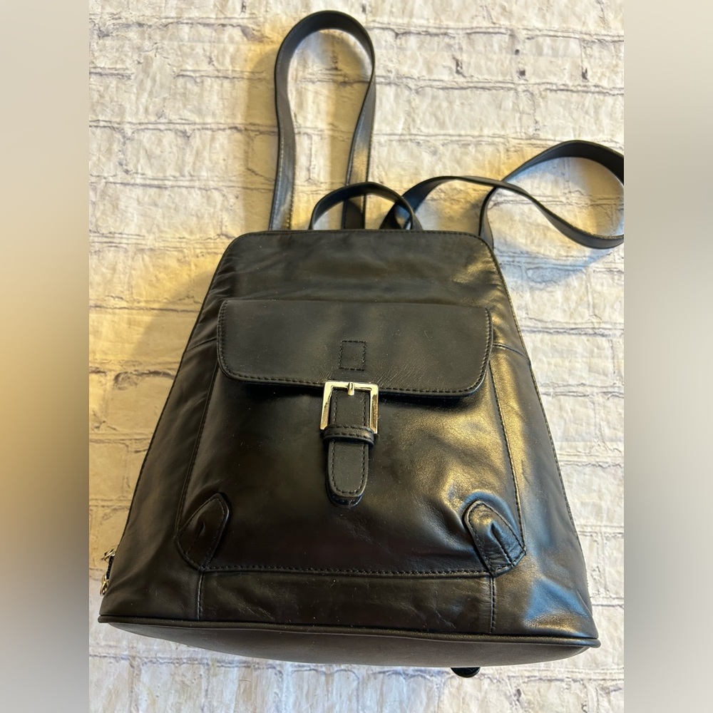 INDEED BLACK LEATHER SMALL SIZE BACKPACK SILVER TONE HARDWARE ZIP AROUND BAG